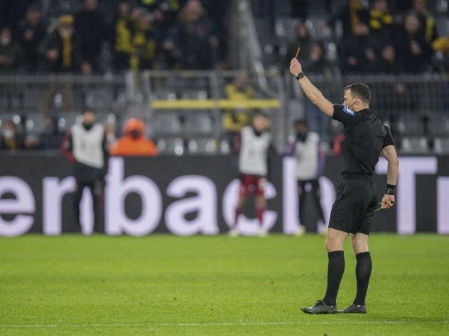  拜仁多特巅峰对决主裁争议判罚引争议  